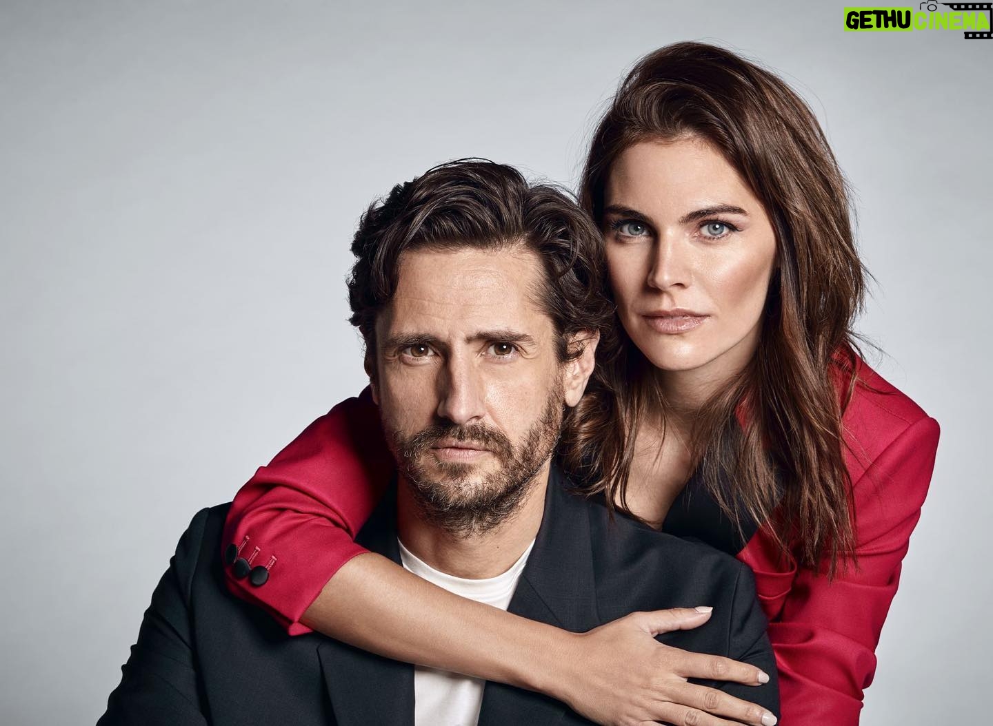Amaia Salamanca Instagram - En Todos Mienten ella es Sofía y él es Sergio. Les gusta trabajar en el bufete de abogados y comer cacahuetes. Quizá no en ese orden. Ya la habéis visto en @movistarplus? 🧐 @juandiegobotto ~ 📸 by @valero_rioja