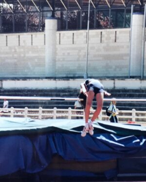 Amaia Salamanca Instagram - De cuando hacía salto de altura con 12 años. Los momentos más bonitos de mi infancia están ligados al atletismo y sus campeonatos. Lástima que la altura no me acompañó 😂 #atletismo #colegiobase #tbt