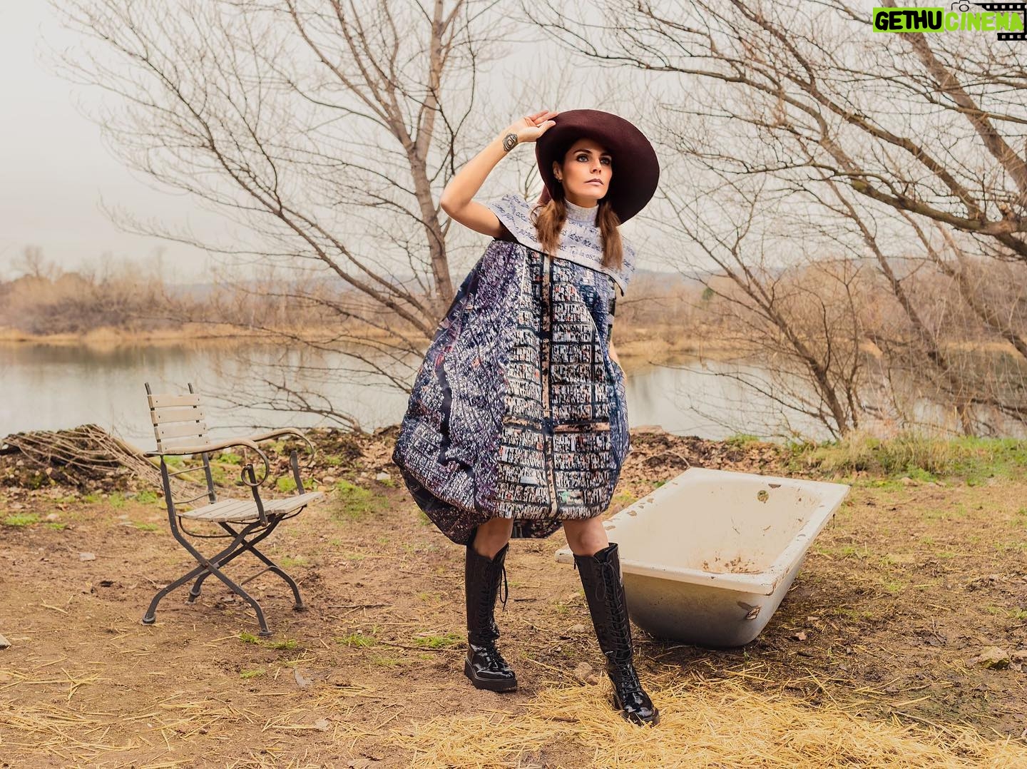 Amaia Salamanca Instagram - Lograr la igualdad entre los géneros y empoderar a todas las mujeres y las niñas. Así reza la meta 5.6 que marca el quinto Objetivo de Desarrollo Sostenible ( ODS5 ) que estipuló Naciones Unidas en la agenda 2030 De ahí nace esta exposición junto a otras compañeras de profesión,ideada por el maravilloso fotógrafo @omarayyashi y el diseñador @manufernandezdesigner que podréis ver en el jardín botánico hasta el 14 de marzo. Los beneficios irán destinados a @cruzrojaesp y los proyectos que tengan relación directa con la igualdad de género. No os la perdáis!! 🤍🤍🤍 Traje lienzo: Fashion art institute Artista: Anuca Aisa (España) #N5porlaigualdad #N5 #ODS #Agenda2030 #IgualdadDeGénero