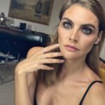 Amaia Salamanca Instagram - Y a las 00:00 en casa. #cenicienta