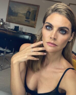 Amaia Salamanca Instagram - Y a las 00:00 en casa.  #cenicienta