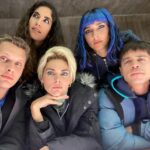 Amaia Salamanca Instagram - Habéis conocido a esta gente tan normal? #bienvenidosaeden 💙@netflixes