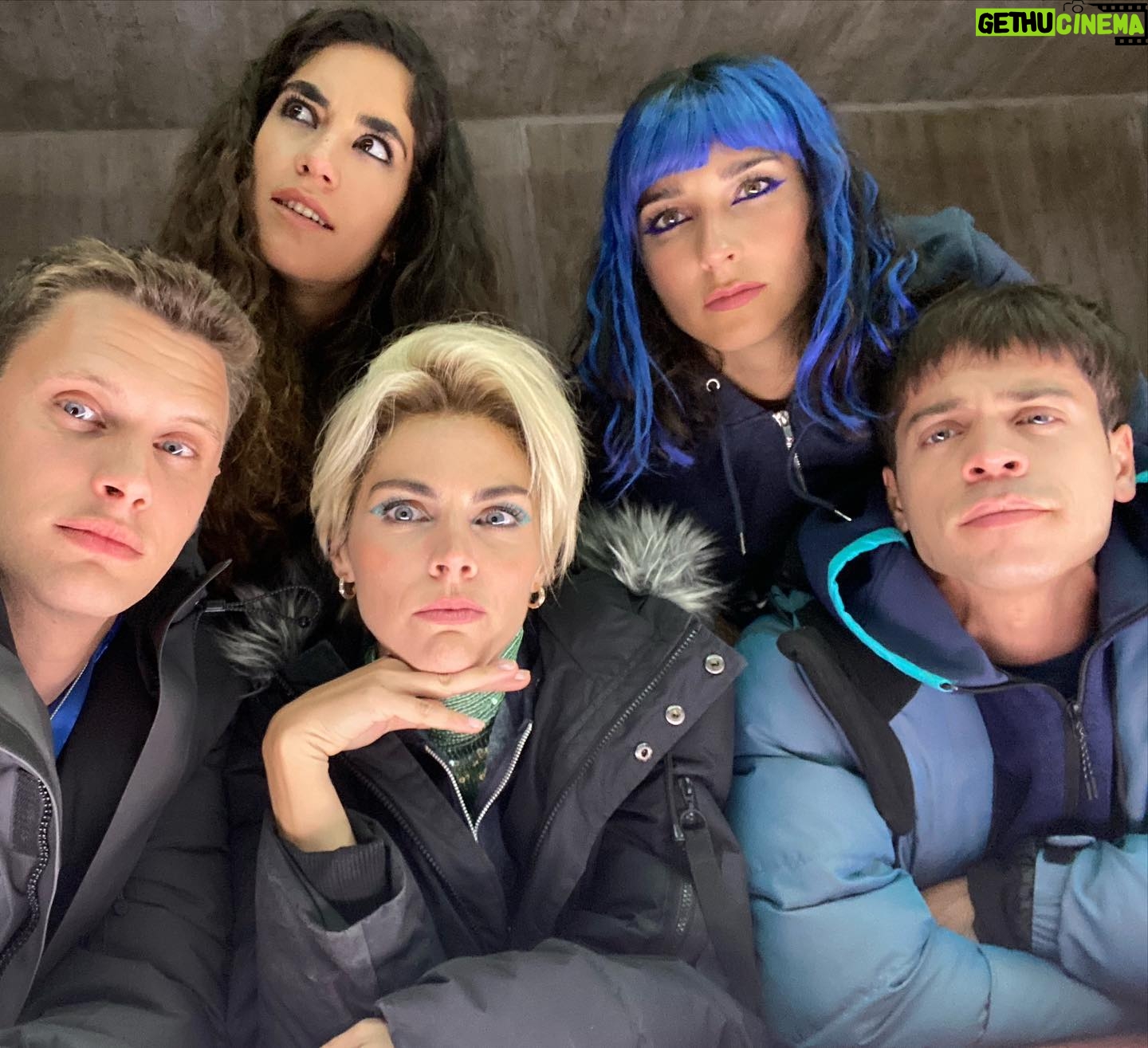 Amaia Salamanca Instagram - Habéis conocido a esta gente tan normal? #bienvenidosaeden 💙@netflixes