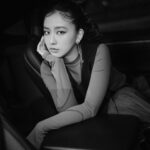 Amanda Chou Instagram - / 台北時裝週2024開幕秀 這次的主題是關於運動時尚 所以挑戰一下不同於以往的微軍裝帥氣風格😎 @tpe.fashionweek #TaipeiFashionWeek #TPEFWAW24 #AW24臺北時裝週 #整裝待發 服裝｜@pces_studio 飾品｜@codysanderson_official 妝髮｜@huan2.studio 攝影｜@river.ts