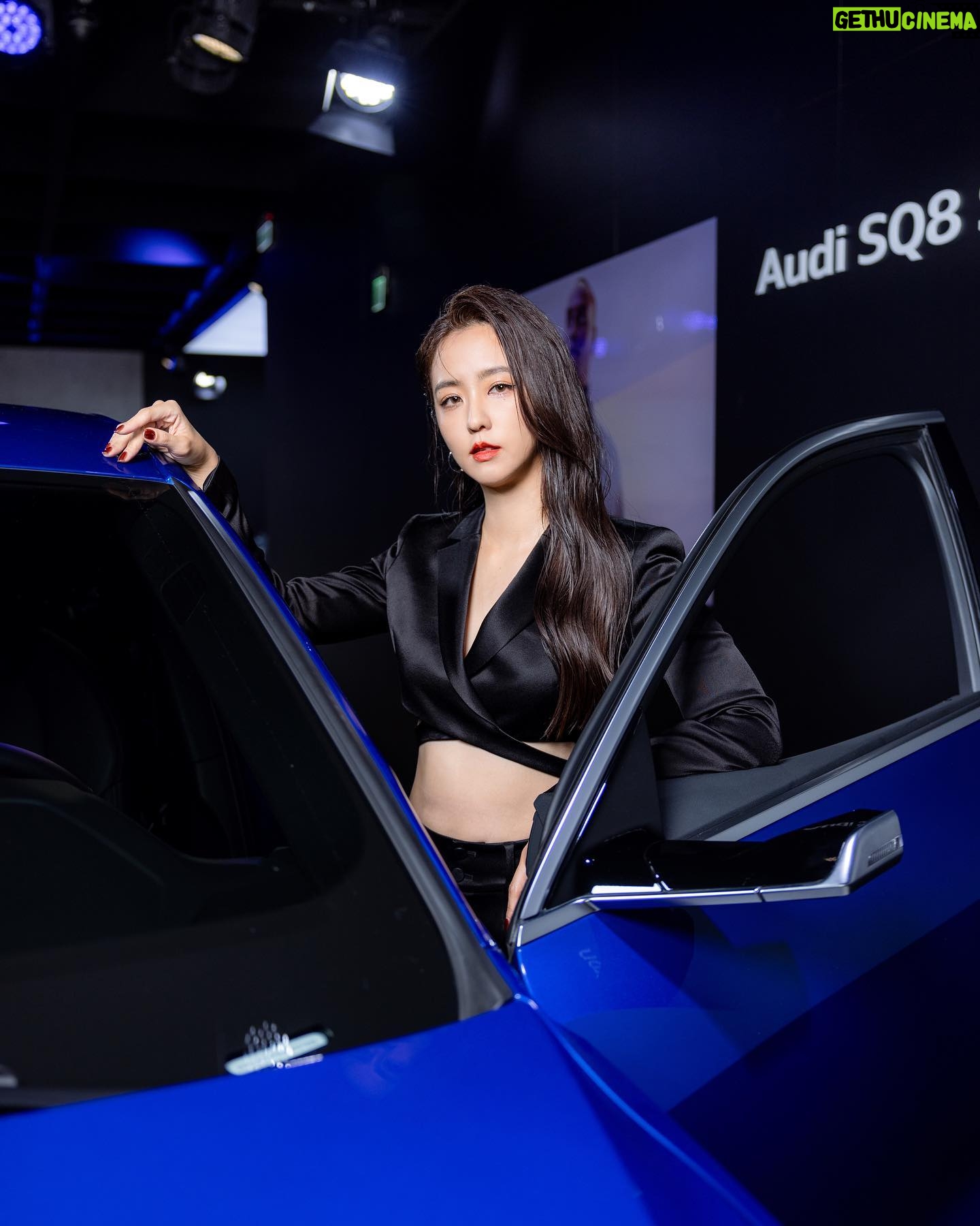 Amanda Chou Instagram - / 很開心能擔任這次2024 Audi House Of Progress Taipei的一日導覽員 也謝謝報名來看我的朋朋們 現在小老師來幫大家做一下複習的功課👇🏻 💫純電性能旗艦Audi SQ8 Sportback e-tron 它最吸引我的部分就是「全數位虛擬後視鏡 」 能在下大雨的時候 透過車內螢幕看清楚後方來車 提高行車的安全性 而且車門有自動吸附功能 達到最高品質靜悄悄的開關門 💫德國空運來台的 Audi A6 Avant e-tron concept 概念車 簡約又流暢的線條 真的讓人目不轉睛 它在25分鐘內可以將車子從5%充到80% 還有高科技投射燈 能提供乘客消磨時間的娛樂 讓車子不再只是單純的代步工具 這是非常大的突破與進化 💫本月最新上市的全新電動車 The new Audi Q4 Sportback e-tron 小壓尾的設計完全體現sportback運動化的風格 後車廂可容納535公升的行李 非常適合小家庭和東西很多的女生(跟我一樣) 這幾年環保意識抬頭 開電動車的人也越來越多了 有興趣的朋友可以來現場欣賞這三台又帥又美的Audi e-tron喔♥️ #Audi #AudiTaiwan #AudiHouseofProgress OOTD #aliceandolivia @aliceandolivia_tw @bluebelltw @jimmychoo