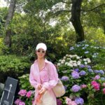 Amanda Chou Instagram - / 剛好遇到了繡球花季 逛逛美麗的花園 對於愛花之人感到特別興奮呀🌼 OOTD @majeparis #MajeParis #MajeGirls #MajeSS24