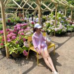 Amanda Chou Instagram - / 剛好遇到了繡球花季 逛逛美麗的花園 對於愛花之人感到特別興奮呀🌼 OOTD @majeparis #MajeParis #MajeGirls #MajeSS24