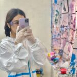 Amanda Chou Instagram - / 乾乾淨淨進去 髒髒兮兮出來 包成這樣 有種要進手術房的感覺😂 可以不按牌理出牌的亂畫 真的很紓壓又好玩～～ 等等8：00 #花甲少年趣旅行
