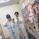 Amanda Chou Instagram - / 乾乾淨淨進去 髒髒兮兮出來 包成這樣 有種要進手術房的感覺😂 可以不按牌理出牌的亂畫 真的很紓壓又好玩～～ 等等8：00 #花甲少年趣旅行