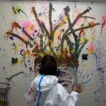 Amanda Chou Instagram - / 乾乾淨淨進去 髒髒兮兮出來 包成這樣 有種要進手術房的感覺😂 可以不按牌理出牌的亂畫 真的很紓壓又好玩～～ 等等8：00 #花甲少年趣旅行