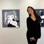 Amanda Chou Instagram - / 工作結束後 跟皮皮哥抽空來看看這只帶有復古懷舊感的幽靈貓Socks 面無表情的它跟身旁厭世女孩簡直絕配😆