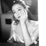 Amanda Chou Instagram - / 屬於我的後台小時光 看到食物一切優雅瞬間拋開😀 Make up by @clairechengmakeup Hair by @shang_jie Photograph by @river.ts Dress @selfportraittaiwan @tun_grp #selfportraittaiwan #tungrp Jewelry @tasaki_intl #TASAKI #TasakiTaiwan