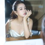 Amanda Chou Instagram - / 屬於我的後台小時光 看到食物一切優雅瞬間拋開😀 Make up by @clairechengmakeup Hair by @shang_jie Photograph by @river.ts Dress @selfportraittaiwan @tun_grp #selfportraittaiwan #tungrp Jewelry @tasaki_intl #TASAKI #TasakiTaiwan