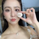Amanda Chou Instagram - / 屬於我的後台小時光 看到食物一切優雅瞬間拋開😀 Make up by @clairechengmakeup Hair by @shang_jie Photograph by @river.ts Dress @selfportraittaiwan @tun_grp #selfportraittaiwan #tungrp Jewelry @tasaki_intl #TASAKI #TasakiTaiwan