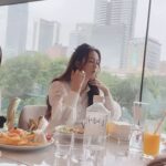 Amanda Chou Instagram – /
不斷切換角色 調整頻道的四月
總算是順利過完了

一下飛韓國 一下去嘉義
一下演老師 一下演貴婦
一下扮甜美 一下耍個酷

無論如何 忙是好事 
跟自己說聲辛苦了～🤍
