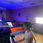 Amanda Chou Instagram – /
不斷切換角色 調整頻道的四月
總算是順利過完了

一下飛韓國 一下去嘉義
一下演老師 一下演貴婦
一下扮甜美 一下耍個酷

無論如何 忙是好事 
跟自己說聲辛苦了～🤍