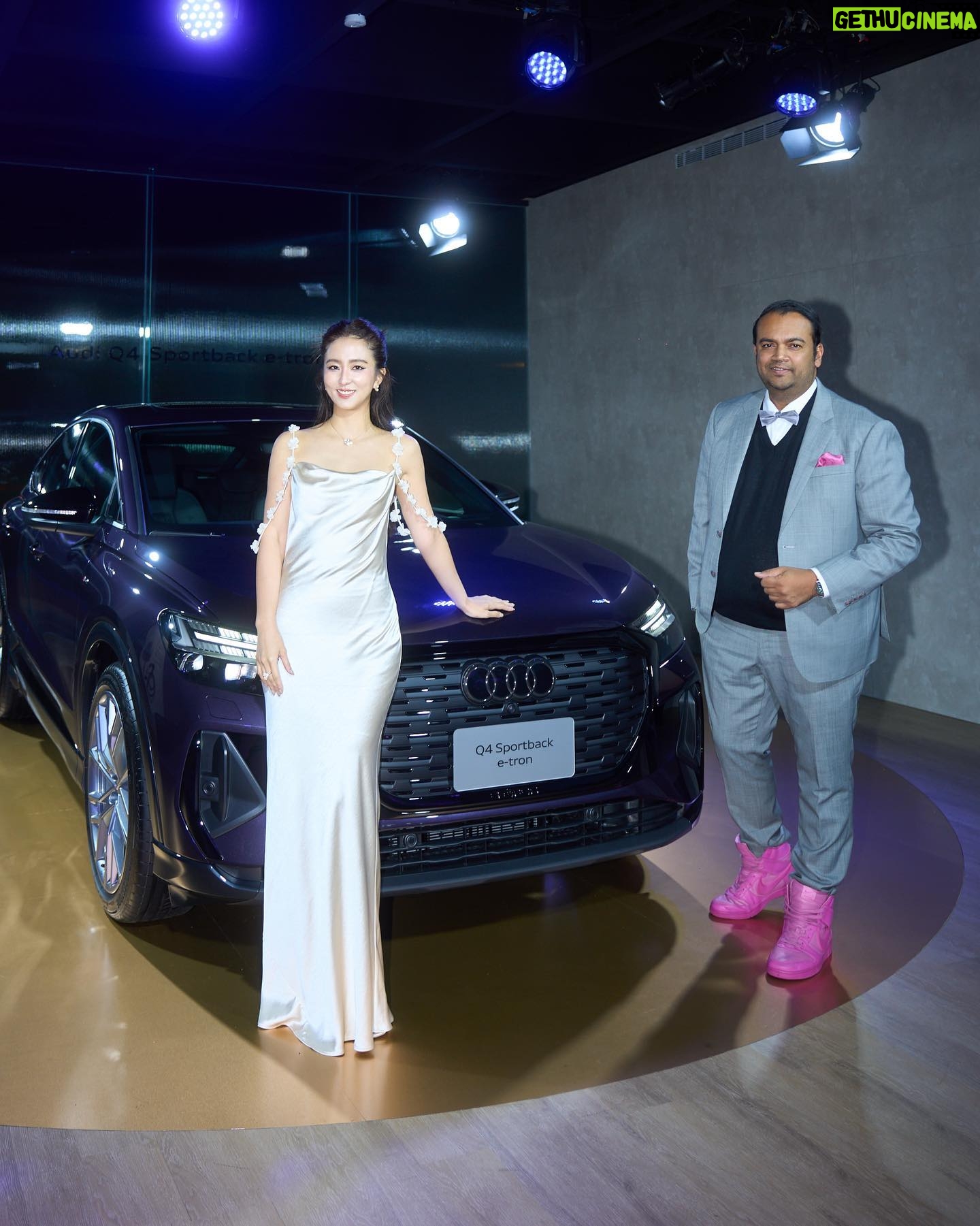 Amanda Chou Instagram - / 很開心這次受邀參與Audi House of Progress Taipei 品牌概念店的VIP 之夜 不只能近距離欣賞今年剛發表的全新電動車 The new Audi Q4 Sportback e-tron 以及德國空運來台的 Audi A6 Avant e-tron concept 概念車 和以精湛的駕駛動態聞名的 Audi SQ8 Sportback e-tron 還能與台灣奧迪總裁Rahil Ansari一起同樂這次沉浸式的展場互動體驗 6/2前都可以到信義區的Audi House of Progress Taipei 品牌概念店參觀喔! @rahilansariofficial @audi_tw #Audi #AudiTaiwan #AudiHouseofProgressTaipei