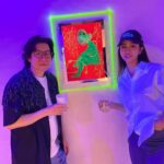 Amanda Chou Instagram – /
一個非常適合夜間觀看的展覽

這次的展覽名為「生而焦慮」
藝術家以汗滴為隱喻符號
將高彩螢光顏料印製在鏡面壓克力上
並引用兔子容易因驚嚇猝死的特性
讓兔子成為敏感心靈的代言人——🐰

在這充滿焦慮與恐慌的日常
這些光怪陸離的畫面表達背後孤獨無比真實
也帶了點戲謔的意味

無論如何日子還是得過下去
莞爾一笑
試著與焦慮共存吧

#人申二
#生而焦慮