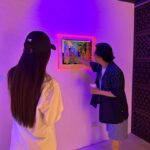 Amanda Chou Instagram – /
一個非常適合夜間觀看的展覽

這次的展覽名為「生而焦慮」
藝術家以汗滴為隱喻符號
將高彩螢光顏料印製在鏡面壓克力上
並引用兔子容易因驚嚇猝死的特性
讓兔子成為敏感心靈的代言人——🐰

在這充滿焦慮與恐慌的日常
這些光怪陸離的畫面表達背後孤獨無比真實
也帶了點戲謔的意味

無論如何日子還是得過下去
莞爾一笑
試著與焦慮共存吧

#人申二
#生而焦慮