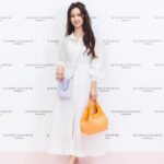 Amanda Chou Instagram - / Gianni Chiarni的春夏新款 有著滿滿的夏日氛圍 明亮的色系和柔軟的手感 非常符合義大利的「慢活哲學」 「慢活」對我而言就是能掌握生活的節奏 平衡自我的身心 可以努力工作同時開心過生活是最最完美的🥨 最近工作有點小忙 剛好趁著今天的品牌活動提早來挑挑母親節禮物🎁 個人首推橘色的手提編織包 橘色給人充滿活力的夏日氣息🍊 能自由調整兩種尺寸 而且也非常百搭 不管是配洋裝還是牛仔褲都很合適 夏天馬上就要來了 希望姊姊妹妹都能找到心怡的夏日包款哦🥰 @giannichiarini @giannichiarini_jp #義大利輕奢包 #松菸誠品1F #大葉高島屋1F #LaLaport台中北館1F #GC包