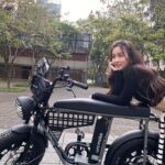 Amanda Chou Instagram - / 觀望了好久 終於等到我顏值超高的帥車啦✨✨✨ （等不到四輪的先牽兩輪的） 電動腳踏車最大優點 想運動時可以運動 想偷懶時可以偷懶 😆 身邊好幾個朋友都有這台了 期待改天跟車友們相聚 以後停紅綠燈看到我可以跟我say hi🙋🏻 第一位乘客 感謝勇氣可嘉的小V 誰是下一位呢😌 謝謝 @seic_bikestw 細心講解 貼心客製化 🏴🏴🏴