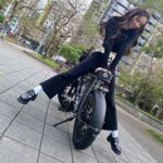 Amanda Chou Instagram - / 觀望了好久 終於等到我顏值超高的帥車啦✨✨✨ （等不到四輪的先牽兩輪的） 電動腳踏車最大優點 想運動時可以運動 想偷懶時可以偷懶 😆 身邊好幾個朋友都有這台了 期待改天跟車友們相聚 以後停紅綠燈看到我可以跟我say hi🙋🏻 第一位乘客 感謝勇氣可嘉的小V 誰是下一位呢😌 謝謝 @seic_bikestw 細心講解 貼心客製化 🏴🏴🏴