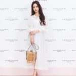 Amanda Chou Instagram - / Gianni Chiarni的春夏新款 有著滿滿的夏日氛圍 明亮的色系和柔軟的手感 非常符合義大利的「慢活哲學」 「慢活」對我而言就是能掌握生活的節奏 平衡自我的身心 可以努力工作同時開心過生活是最最完美的🥨 最近工作有點小忙 剛好趁著今天的品牌活動提早來挑挑母親節禮物🎁 個人首推橘色的手提編織包 橘色給人充滿活力的夏日氣息🍊 能自由調整兩種尺寸 而且也非常百搭 不管是配洋裝還是牛仔褲都很合適 夏天馬上就要來了 希望姊姊妹妹都能找到心怡的夏日包款哦🥰 @giannichiarini @giannichiarini_jp #義大利輕奢包 #松菸誠品1F #大葉高島屋1F #LaLaport台中北館1F #GC包