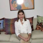 Amanda Gutiérrez Instagram - El WhatsApp de los cojines para pedidos es 0412 6023234, (sólo mensajes y notas de voz)El precio de los cojines es de 45$ sin relleno y 5$ adicionales con relleno La medida del cojín 43x43cm y del relleno es de 45x45 cm ,#¹ para que quede bien gordito ! Y los de 60x60 60$ sin relleno y 7$ adicionales con el relleno. Viene ya en su bolsa de tela para regalo ! Ideal para regalar en cualquier ocasión! 🎁 Forma de pago Efectivo o Zelle . Tenemos Pick up y Delivery en Caracas, escribeme por DM y el WhatsApp de los cojines es 0412 6023234 y nos ponemos de acuerdo. Para compras en el interior y exterior se realizará el envío con cobro a destino . Gracias por su apoyo, a la primera colección “ Homenaje a Nuestros Artistas Venezolanos” Gracias a todos! Amanda . Gracias @bordadosbripez por el apoyo!♥️
