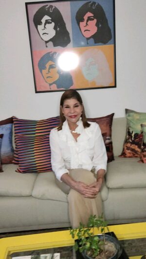 Amanda Gutiérrez Instagram - El WhatsApp de los cojines para pedidos es 0412 6023234, (sólo mensajes y notas de voz)El  precio de los cojines es de  45$ sin relleno y  5$  adicionales con relleno 
La medida  del cojín 43x43cm 
y del  relleno es de 45x45 cm ,#¹ para que quede bien gordito ! 
Y los de 60x60  60$ sin  relleno  y 7$ adicionales con el relleno.
Viene ya en su bolsa de tela para regalo ! Ideal para regalar en cualquier ocasión! 🎁
Forma de pago Efectivo o Zelle . 
Tenemos Pick up  y Delivery en Caracas,  escribeme por DM y el WhatsApp de los cojines es 0412 6023234 y nos ponemos de acuerdo.
Para compras en el interior y exterior  se realizará el envío  con cobro a destino . 
Gracias  por su apoyo, a la primera colección “ Homenaje a Nuestros Artistas Venezolanos” 
Gracias a todos! Amanda .

Gracias @bordadosbripez  por el apoyo!♥️