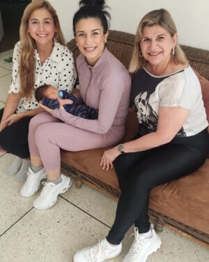 Amanda Gutiérrez Instagram - DESLIZA----- Feliz día de la mujer! A mis hijas. Mis hermanas, todas las de mi familia adquirida, ( Instagram)mis amigas amadas,! Es un privilegio tenerlas!❤️
#lasquieroymucho!