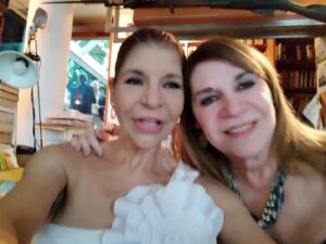 Amanda Gutiérrez Instagram - Feliz cumpleaños comadre querida!
@carlotasosa , salud alegria bendiciones y 💵💵💵💵 y que sigan los éxitos!🎂🥂🎊❤️