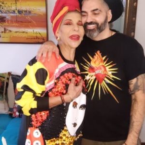 Amanda Gutiérrez Instagram - #buenosdiasalegria 
Totalmente Braccificada! Con éstas bellezas que hace mi querido @danielbracci , hicimos unas fotos espectaculares ! qué honor lucir una de sus piezas con mi cara! Mil gracias mi querido!❤️