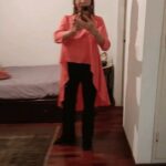 Amanda Gutiérrez Instagram – Esto era para Mi Lila, @elbaescobar que me regaló esta camisa tan bella, y para contarles que ,☝️ ése es el color del 2024, Durazno, o Peach! Así que a sacar sus Duraznos! ,🥰❤️🍑🍑🍑🍑🍑🍑🍑