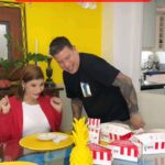 Amanda Gutiérrez Instagram - Quiero comerme tooodo el pollo @kfcvzla , pero no puedooooo y Néstor josé se aprovecha!😡 @kfcvzla @nestorjmora