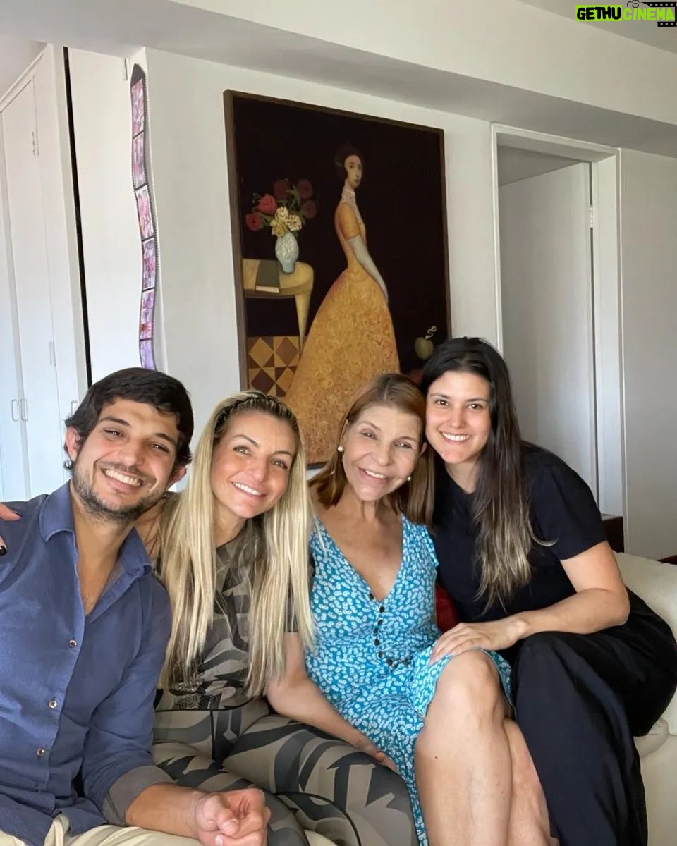 Amanda Gutiérrez - 8.1K Likes - DESLIZA----- Feliz día de la mujer! A mis hijas. Mis hermanas, todas las de mi familia adquirida, ( Instagram)mis amigas amadas,! Es un privilegio tenerlas!❤️
#lasquieroymucho!