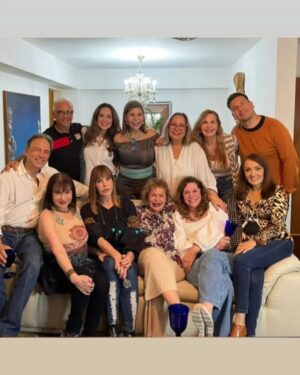 Amanda Gutiérrez Instagram - DESLIZA----- Feliz día de la mujer! A mis hijas. Mis hermanas, todas las de mi familia adquirida, ( Instagram)mis amigas amadas,! Es un privilegio tenerlas!❤️
#lasquieroymucho!