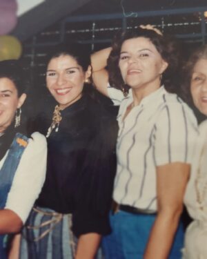 Amanda Gutiérrez Instagram - DESLIZA----- Feliz día de la mujer! A mis hijas. Mis hermanas, todas las de mi familia adquirida, ( Instagram)mis amigas amadas,! Es un privilegio tenerlas!❤️
#lasquieroymucho!