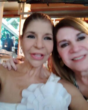Amanda Gutiérrez Instagram - DESLIZA----- Feliz día de la mujer! A mis hijas. Mis hermanas, todas las de mi familia adquirida, ( Instagram)mis amigas amadas,! Es un privilegio tenerlas!❤️
#lasquieroymucho!