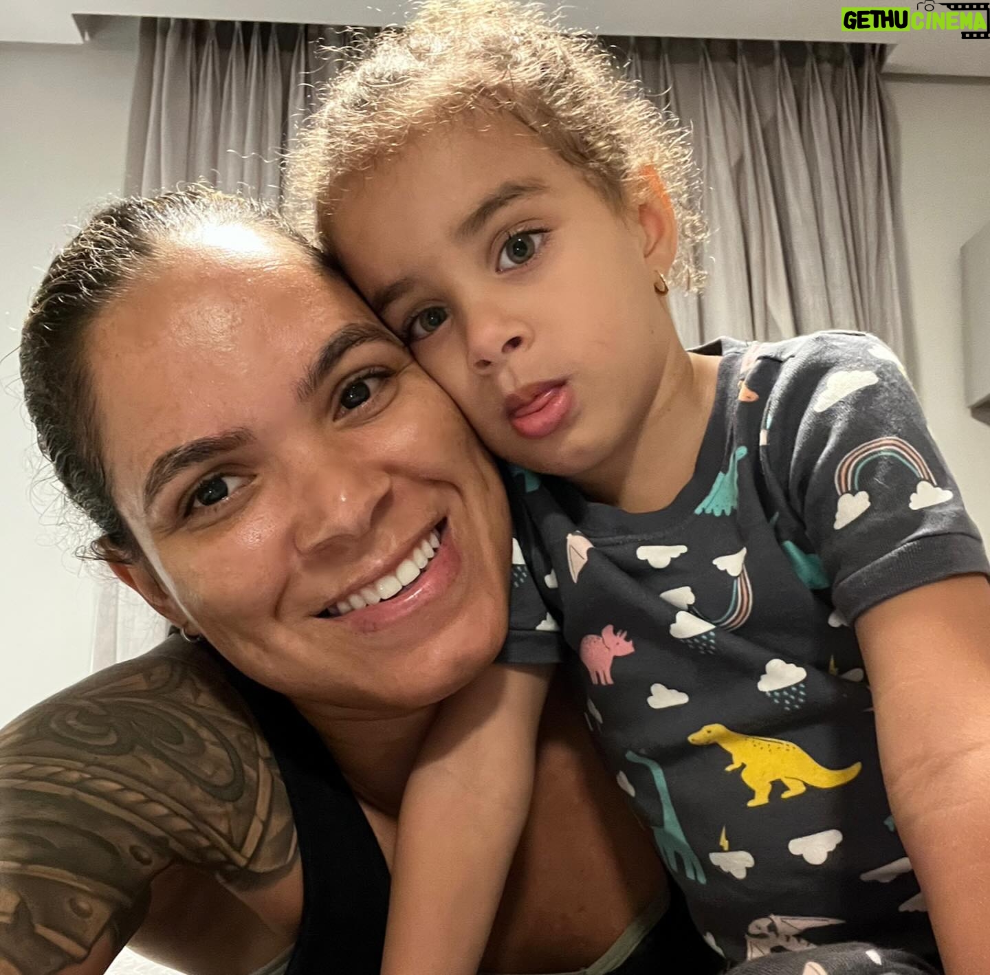 Amanda Nunes Instagram - Feliz aniversário Larinha @annalaranunes Deus te abençoe meu amor 😍 Happy birthday Larinha