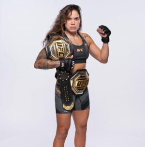 Amanda Nunes Instagram - My last photo shoot with the official belts. Tonight after 7 years, one of them is going to have a new owner. Thank you very much everyone.🦁 Último photo shoot com meus cinturões, depois de 7 anos de reinado, hj um deles terá uma nova dona. #andstill #forever obrigada a todos.