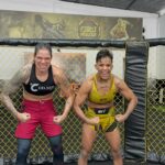 Amanda Nunes Instagram – 15 dias e contando para a batalha épica! 

Iasmin Lucindo vs Karolina Kowalkiewicz.

🦁💥 No octógono, o leão rugiu e a caçada começou! 

Dia 04 de maio é guerra! I’m ready! 

Treinão com aquela que sou muito fã  @amanda_leoa 🥊