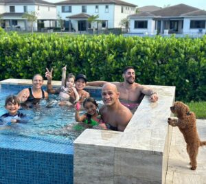 Amanda Nunes Instagram - Curtindo aquele domingão com os amigos… 
#vitoria 
.
Enjoying Sunday with friends 
#victory