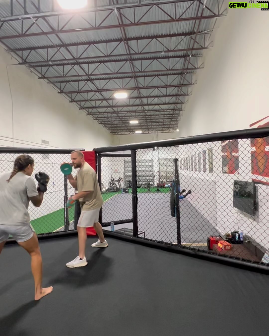 Amanda Nunes Instagram - #lioness🦁studio Coach @kevin_gleason7 @lionessstudio2022 sharpening both sides / Afiando ambos os lados BB.