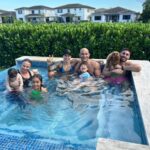 Amanda Nunes Instagram - Curtindo aquele domingão com os amigos… #vitoria . Enjoying Sunday with friends #victory