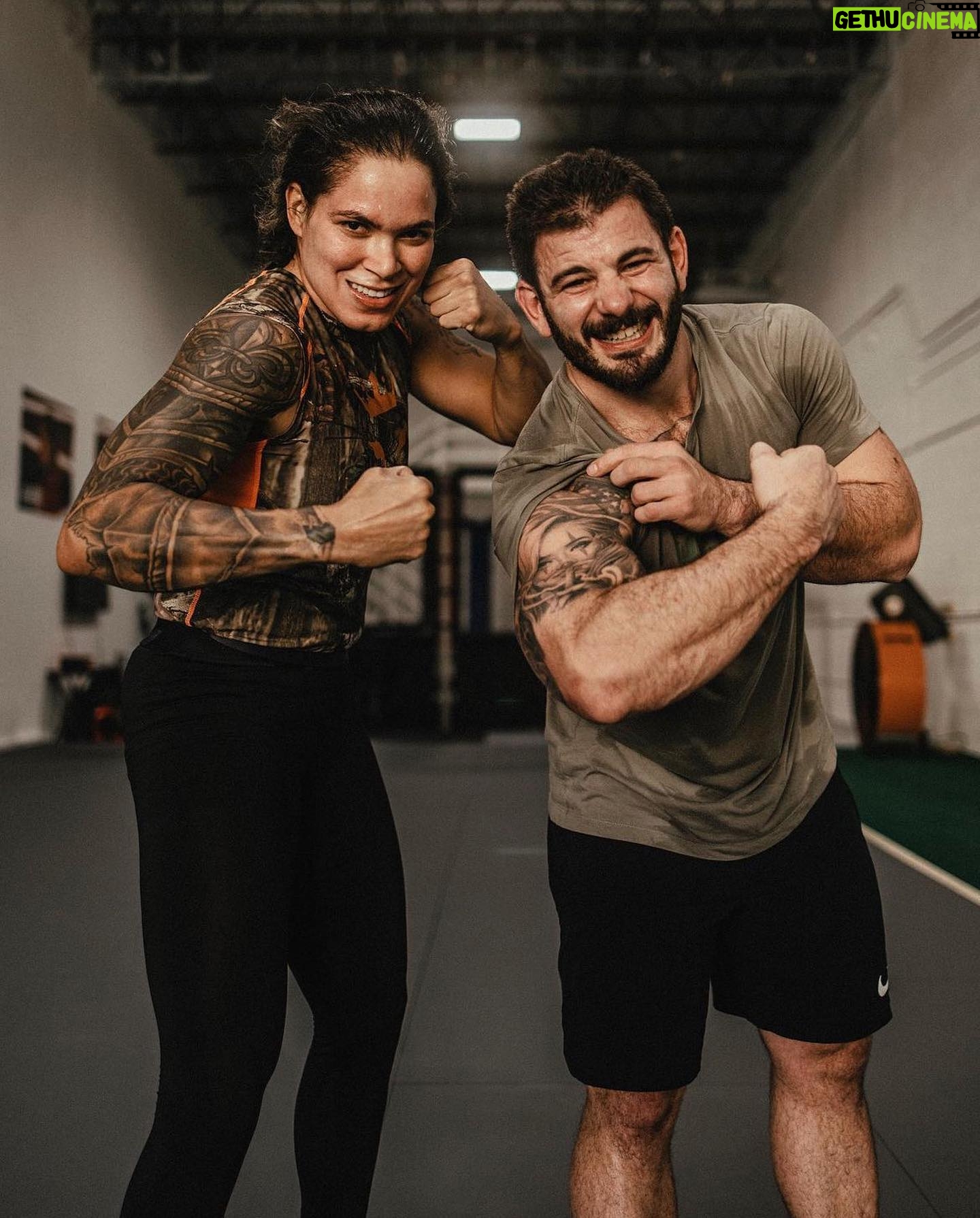 Amanda Nunes Instagram - It was awesome to meet the GOAT in person. @mathewfras Nosso encontro foi sinistro valeu Mat. #lioness🦁studio #crossfit