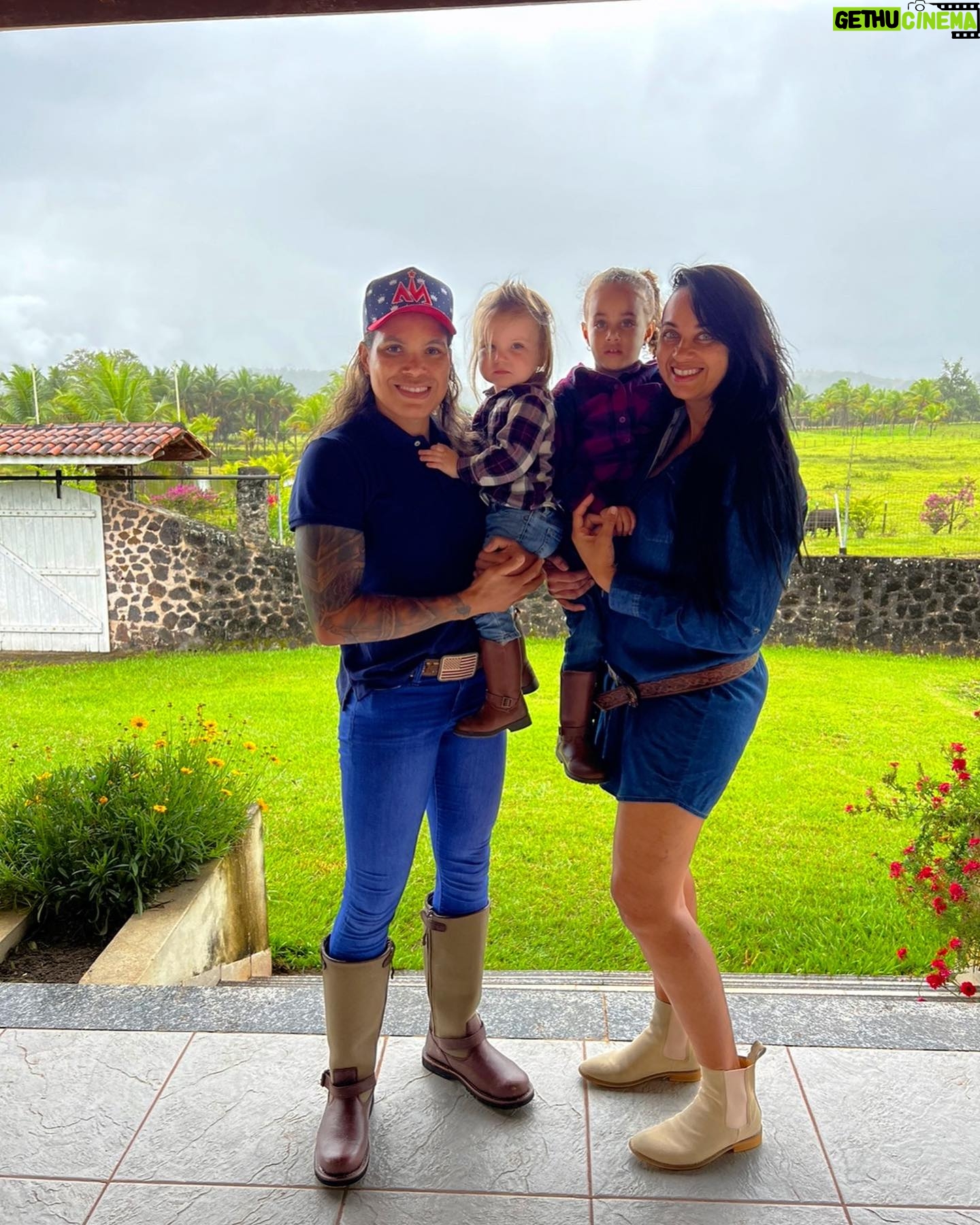 Amanda Nunes Instagram - Happy birthday to my sister, u are very special to me! Thank you for everything. 🎂 Feliz aniversário para minha irmã, vc é muito especial para minha vida!!! Obrigada por tudo. #teamo #iloveu @valdirenenunes1