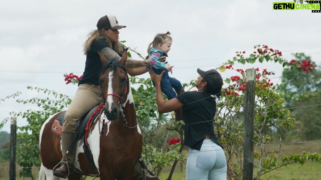 Amanda Nunes Instagram - Feliz Aniversário titia @vanessa.nunes.946954 te amamos. 🎂 Happy Birthday best wishes we love u titia.🎉🥳🎊🎁 @fazendalagoaverde