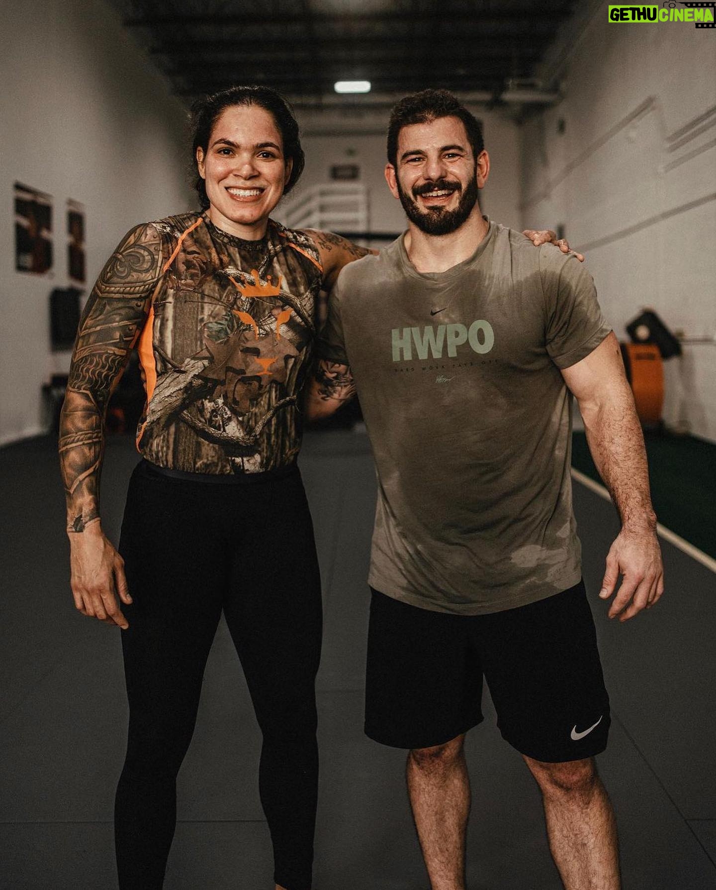 Amanda Nunes Instagram - It was awesome to meet the GOAT in person. @mathewfras Nosso encontro foi sinistro valeu Mat. #lioness🦁studio #crossfit