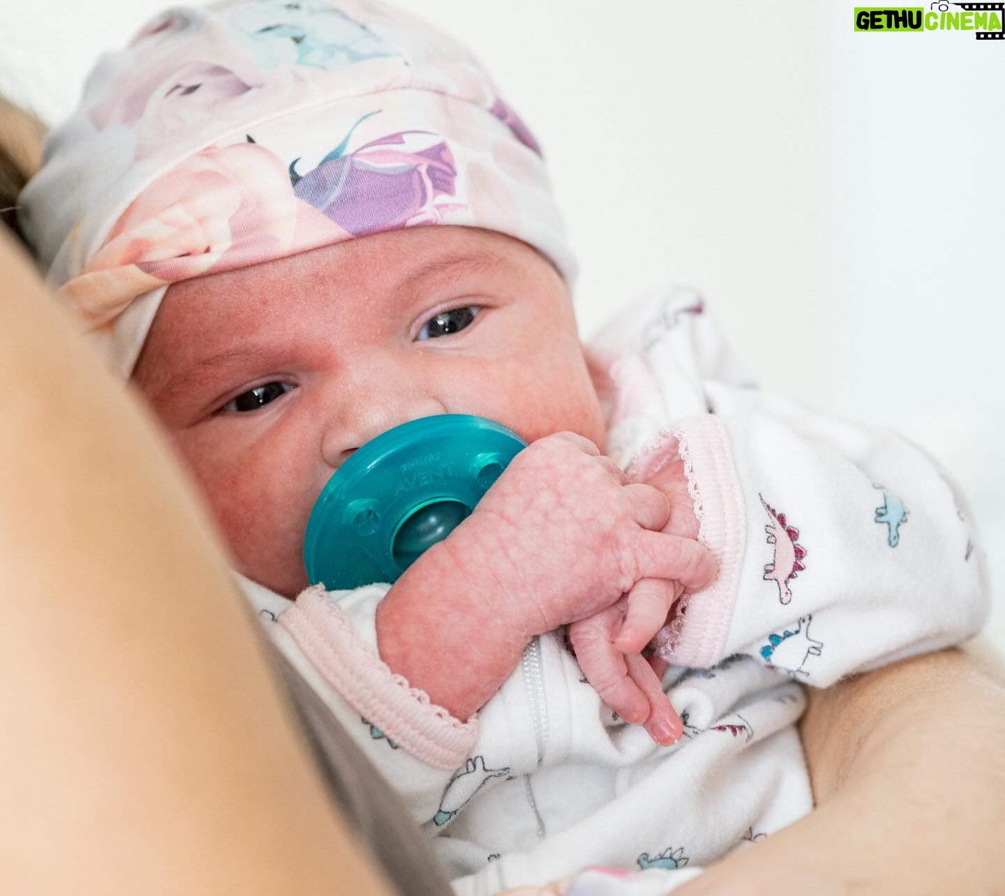 Amanda Nunes Instagram - Happy one month to our beautiful baby girl! We love you Hazel. 1 mês de vida da nossa princesa.