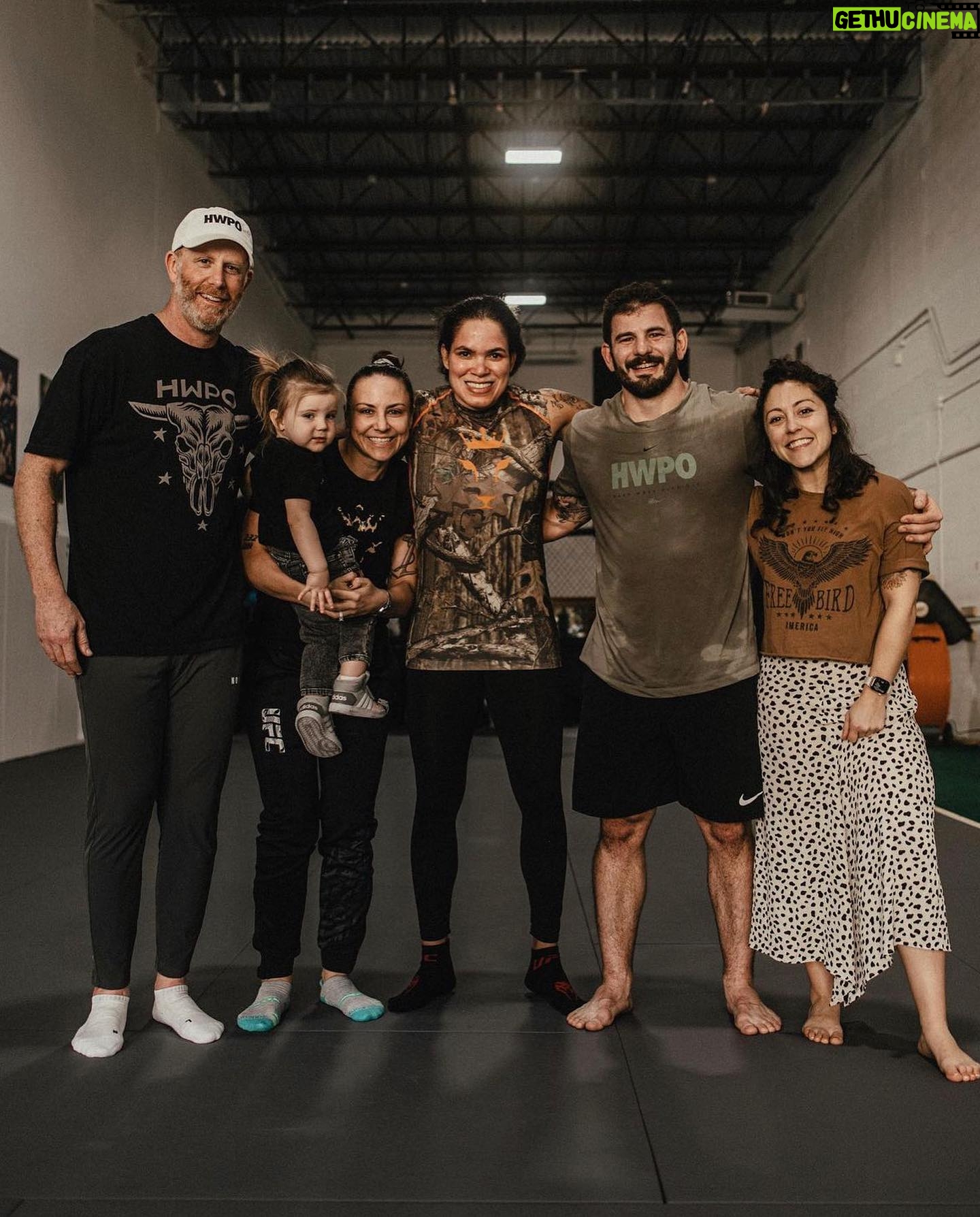 Amanda Nunes Instagram - It was awesome to meet the GOAT in person. @mathewfras Nosso encontro foi sinistro valeu Mat. #lioness🦁studio #crossfit